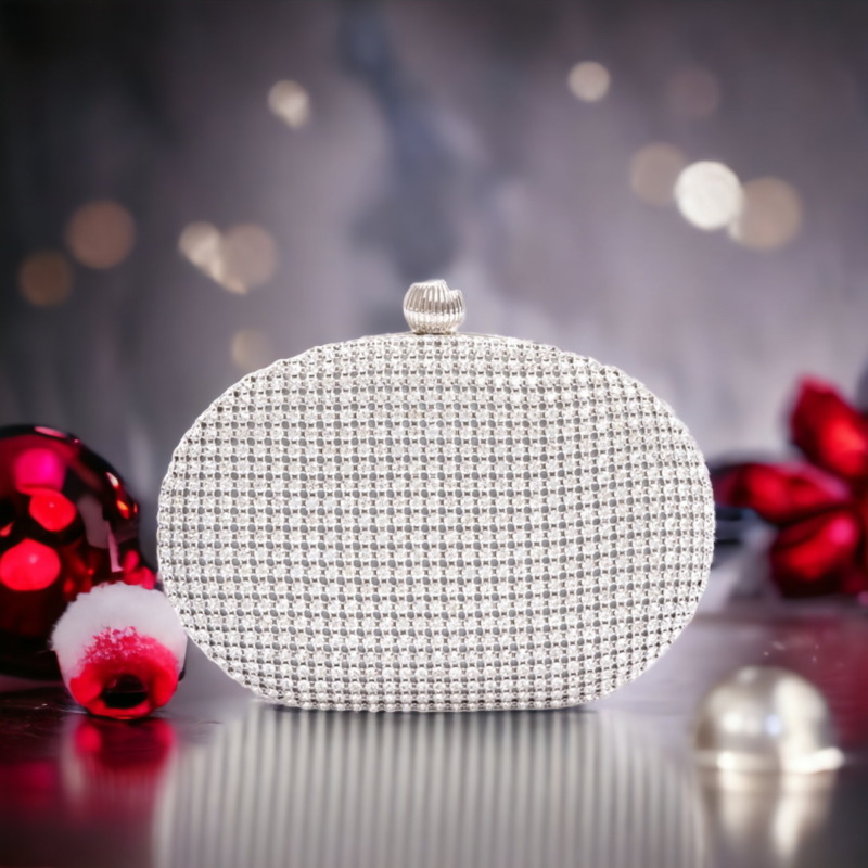 Φέτος τα Χριστούγεννα, αναδείξτε το στυλ σας με το κατάλληλο τσαντάκι που θα σας συνοδεύσει στις εκδηλώσεις και τις βραδινές εξόδους. Ανακαλύψτε τα τέλεια αξεσουάρ που θα προσθέσουν λάμψη και κομψότητα στη σεζόν.