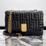 Τσάντα ώμου BagToBag με αλυσίδα από υλικό κατασκευής υψηλής ποιότητας τεχνόδερμα με αλυσίδα! Αποτελείται από δυο κύριους χώρους που κλείνει πρώτα με φερμουάρ κ έπειτα με καπάκι που διαθέτει μαγνητικό κούμπωμα!