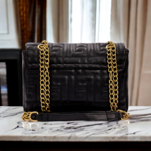 Αποτελείται από δυο κύριους χώρους που κλείνει πρώτα με φερμουάρ κ έπειτα με καπάκι που διαθέτει μαγνητικό κούμπωμα!