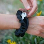 Κατασκευασμένο από πολυτελές βελούδο, αυτό το scrunchy δεν είναι απλώς ένα κομψό αξεσουάρ για τα μαλλιά σας, αλλά και ένα μίνι πορτοφόλι για να αποθηκεύετε τα μικρά σας αντικείμενα όπως κέρματα, κοσμήματα, κλειδιά ή ακουστικά!